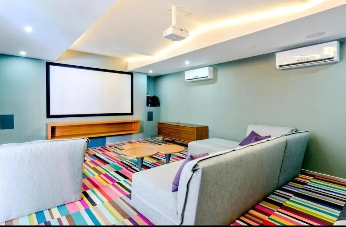 Contactos de Beautiful Equipped Studio In Great Location!